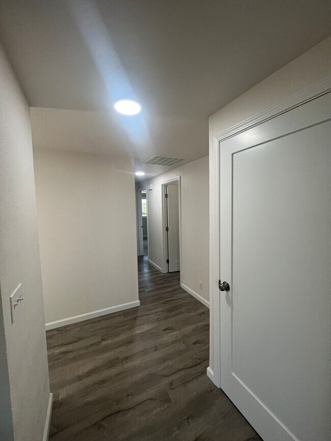 Building Photo - Completely remolded 3-Bedroom 2-Bathroom h...