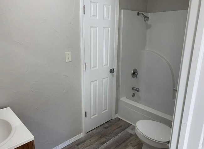 Building Photo - 3 bedroom/2 bath house
