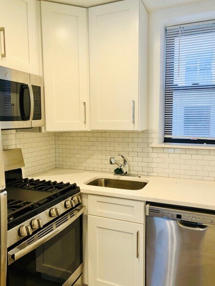 Building Photo - 1417 31st Ave