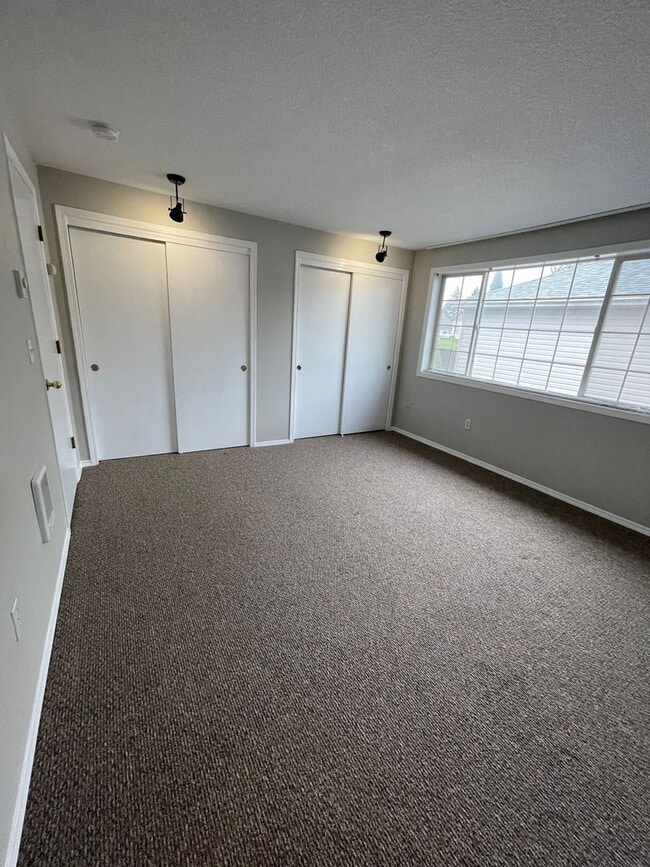 Building Photo - Large Updated 2 Bed, 1.5 Bath Townhouse w/ Washer & Dryer + Off-street Parking