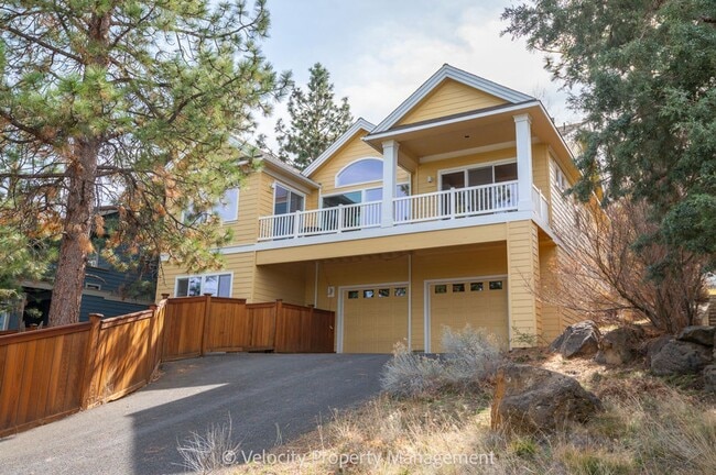 Building Photo - Awbrey Butte Home with Views!