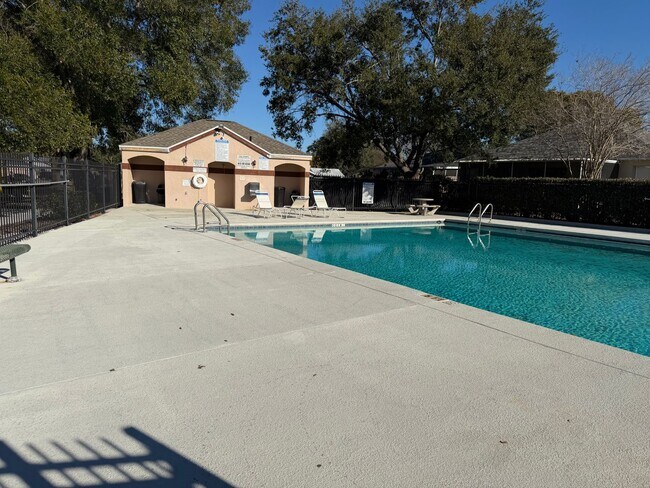 Building Photo - MOVE IN MARCH 15TH!      4 Bedroom Valrico home with no carpet and a fenced yard
