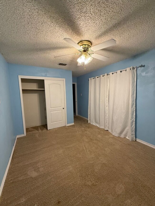 Building Photo - 3 Bed 3 Bath spacious home, with extra craft room, Lovely Backyard