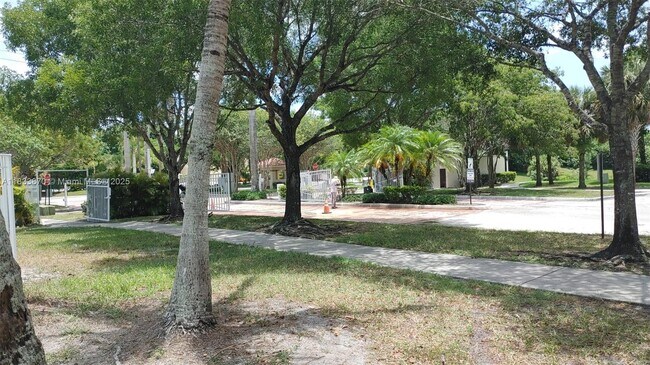 Building Photo - 1165 Golden Lakes Blvd