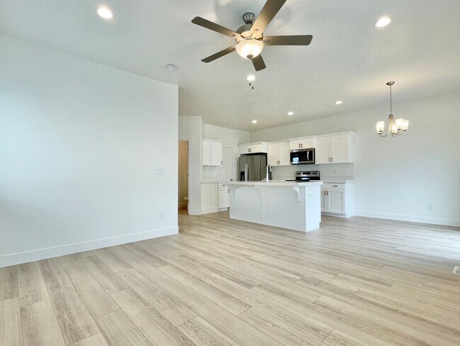 Building Photo - Bright & Beautiful Townhome in American Fork!