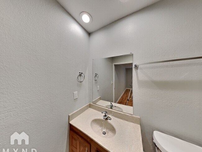 Building Photo - 3816 Walnut Dr