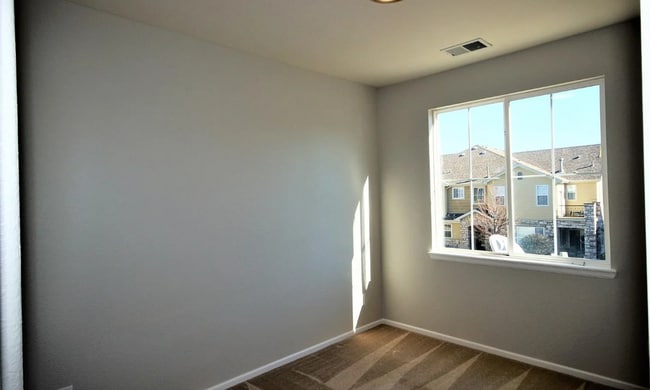 Building Photo - Inviting Open-Concept Townhome!