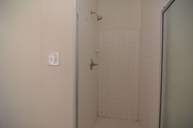 Building Photo - Updated 3  Bedroom 2 Bath Home! Located in Convenient South Tucson Location!