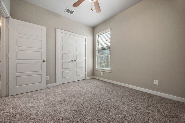 Building Photo - Beautiful 3 Bedroom Duplex Located in New ...