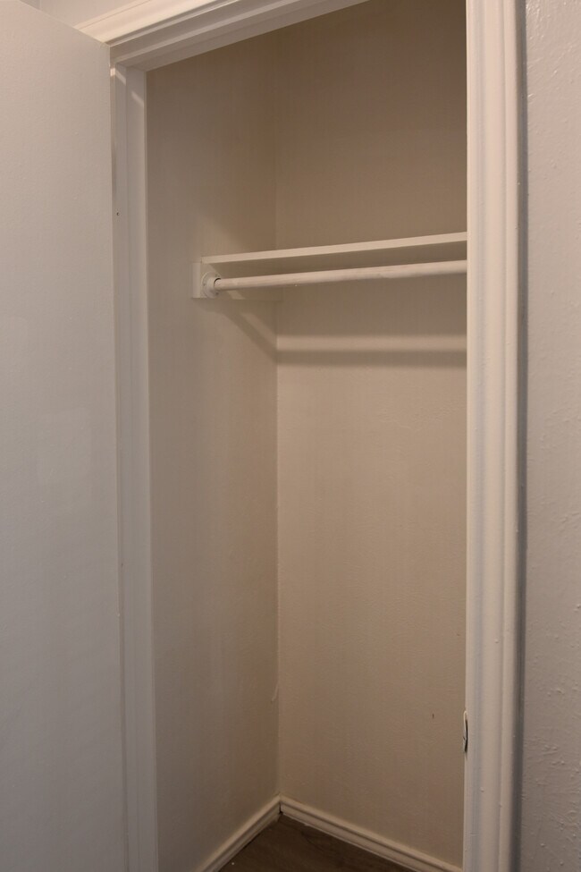 Building Photo - 4908 Oak Blf