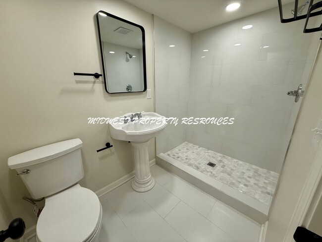 Building Photo - Charming Split-Level Home with Modern Upgr...