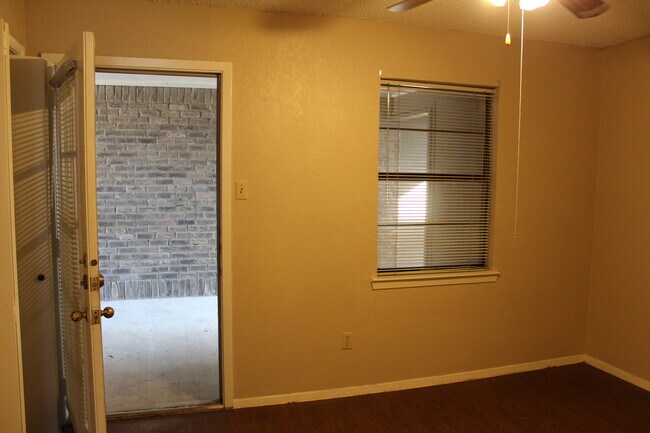 Building Photo - Casablanca Condo #121
