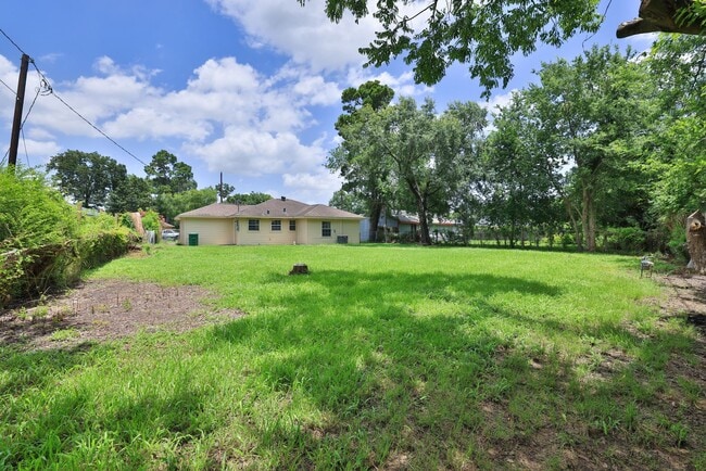 Building Photo - 9026 Lake Forest Blvd