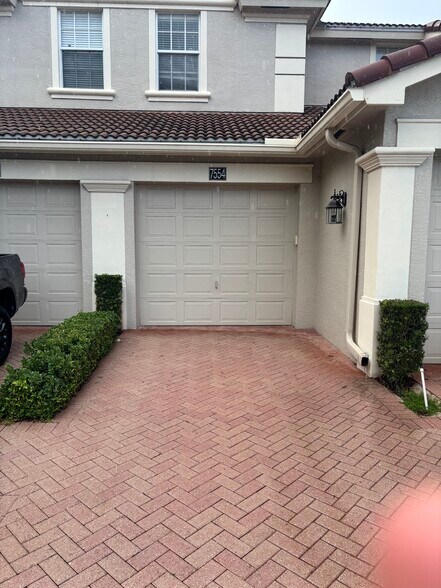 Garage and driveway - 7554 SW Herrington Ln