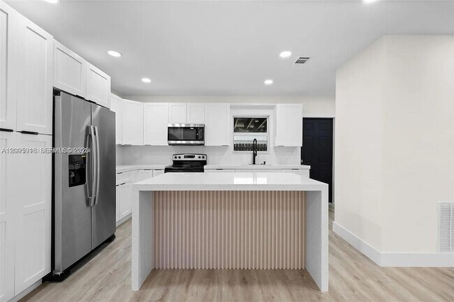 Building Photo - 331 W 40th Pl