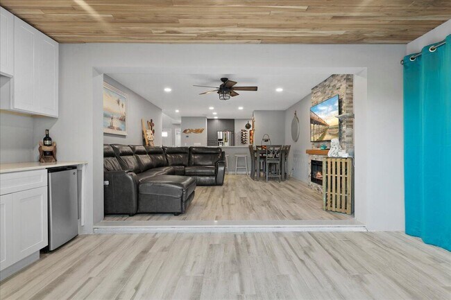 Building Photo - 2379 Treasure Isle Dr