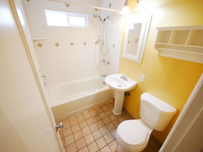 Building Photo - 5 BED & 2.5 BATH SINGLE FAMILY HOUSE FOR RENT