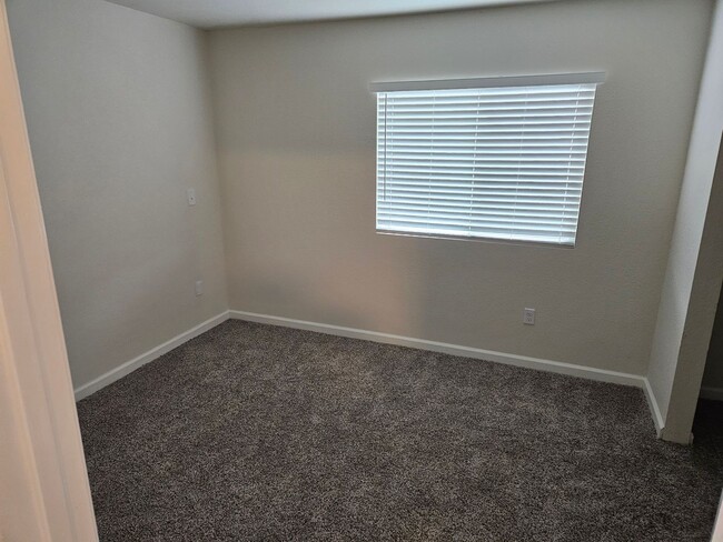 Building Photo - Large 3 bedroom 2 bath