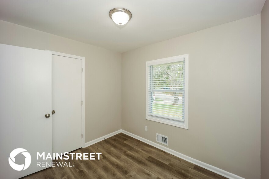 Building Photo - 267 Essex Dr