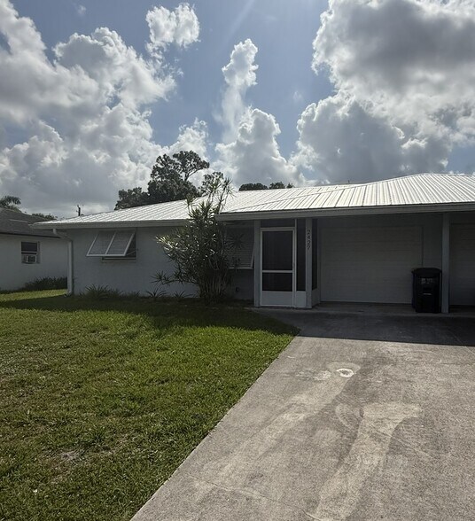 Building Photo - 2427 NW Holiday Ct