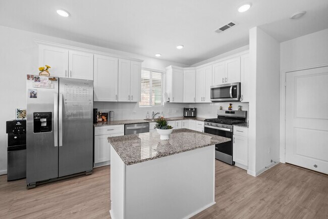 Building Photo - 334 Paso Fino Dr