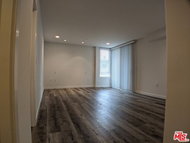 Building Photo - 5143 White Oak Ave