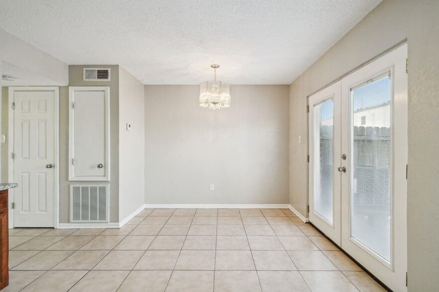 Building Photo - 1635 Newport Pl