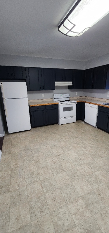 Building Photo - 300 Cottonwood Ln