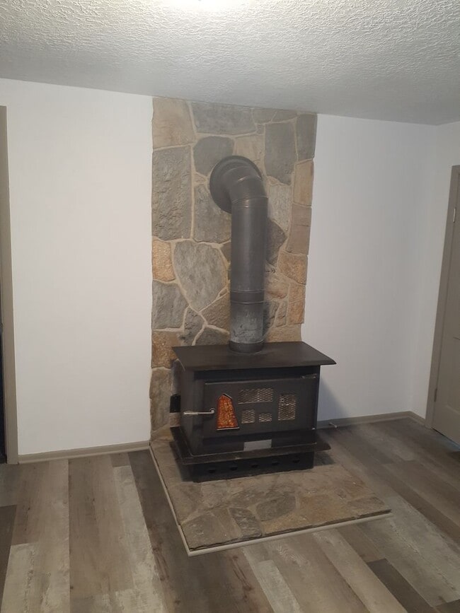 Building Photo - Super Cute 3 bed 1 bath country home