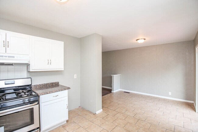 Building Photo - SPLIT LEVEL HOME FOR RENT!