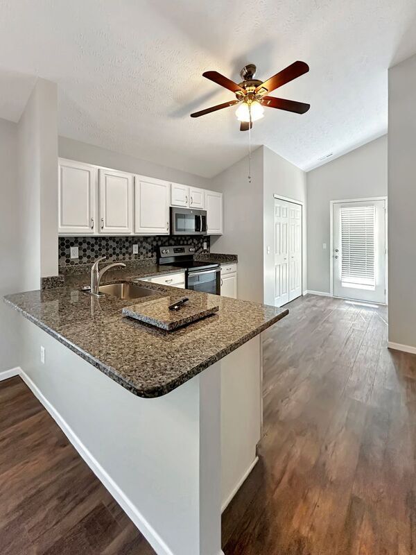 Building Photo - 5321 Miramar Dr