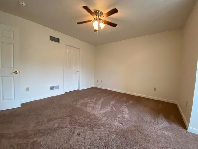Building Photo - 106 Amber Ln
