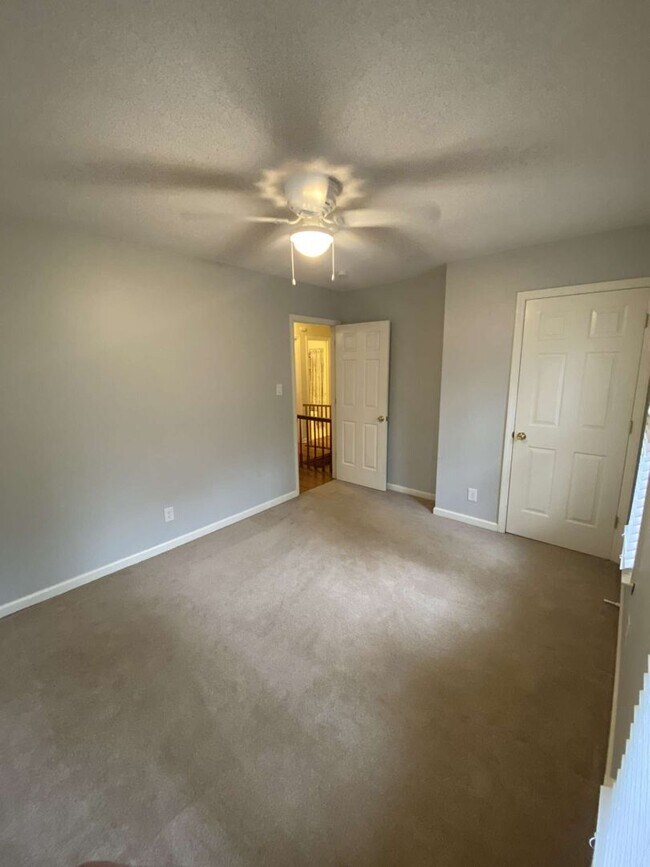 Building Photo - Charming 3 Bed Colonial in Woodcroft!