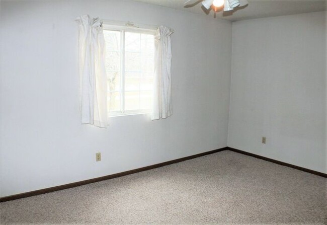 Building Photo - $1095 | 2 Bedroom, 1 Bathroom 2nd Floor Co...