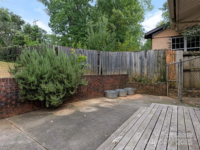 Building Photo - 553 Kenlough Dr