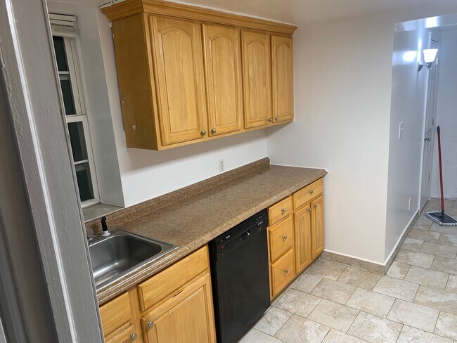 Building Photo - 2 Hollowbrook Plz