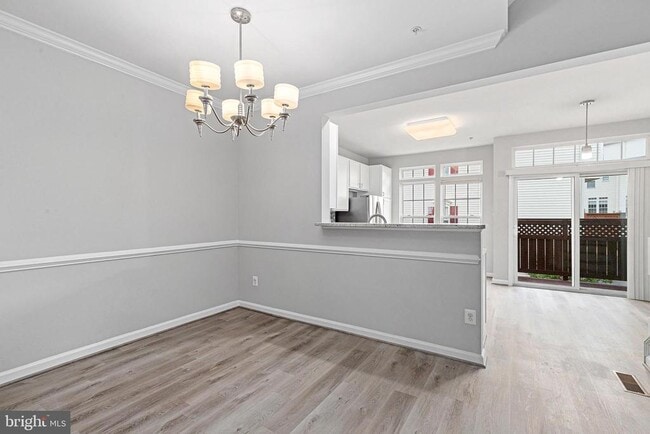 Building Photo - 2752 Manhattan Pl