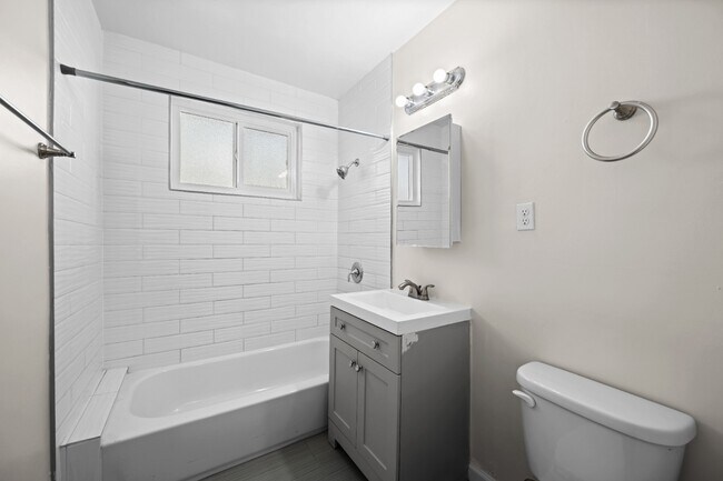 Building Photo - RECENTLY RENOVATED | 3 BED 2 BATH WITH BALCONY & PARKING
