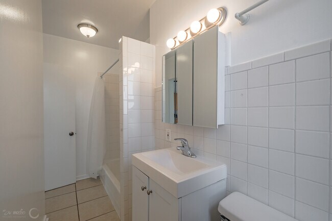 Building Photo - 2418 N Clybourn Ave