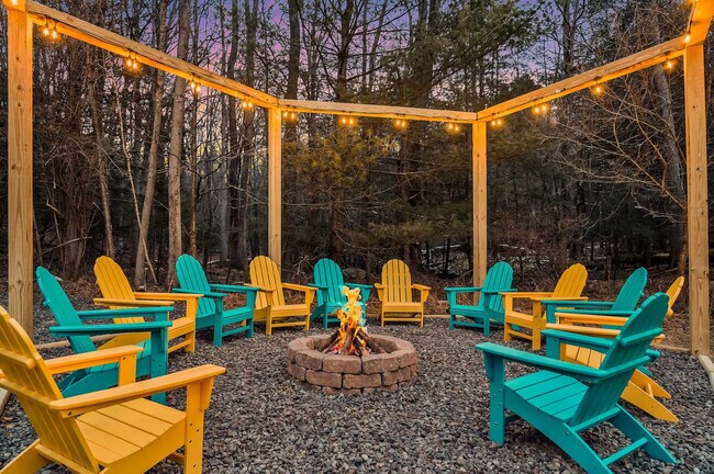 Building Photo - 1551 Wooded Acres Dr