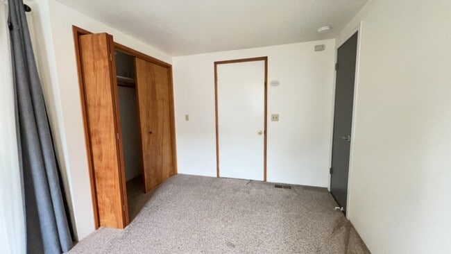 Building Photo - Welcome to this Charming 3 bedroom, 2 bath...