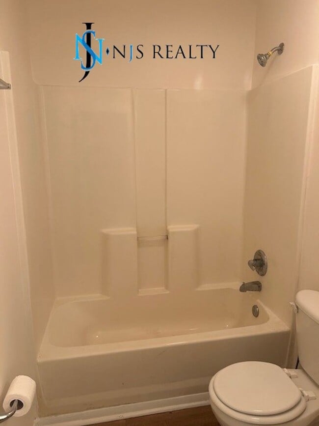 Building Photo - GORGEOUS 3/2 1200 sq ft home with FRESH PA...