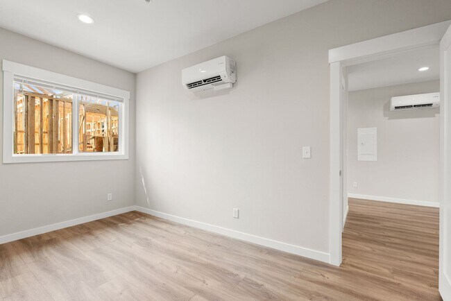 Building Photo - 717 W Spofford Ave