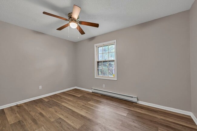 Building Photo - $2200 — 4 bedroom 2 bath House Student and...