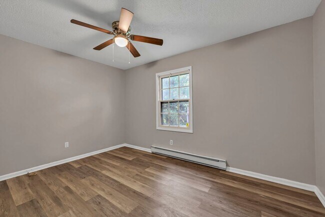 Building Photo - $2200 —Available spring semester January 2026 4 bedroom 2 bath House Student and pet friendly