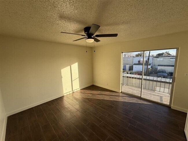 Building Photo - SPACIOUS 3/2.5 TOWN HOME