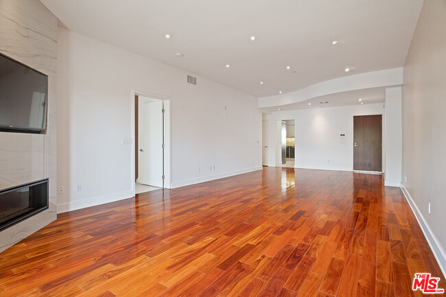 Building Photo - 8788 Shoreham Dr