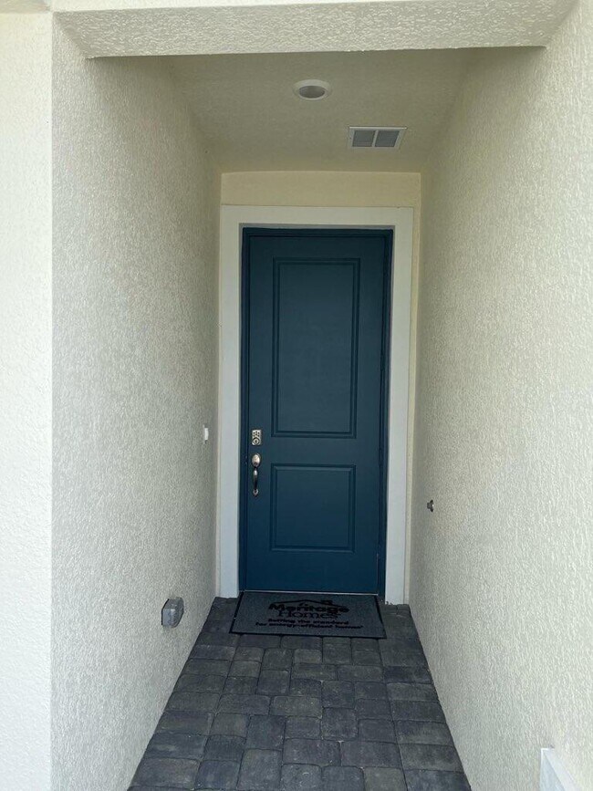 Building Photo - 6784 Cloverdale Ave