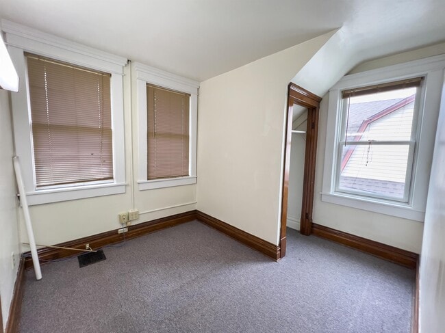 Building Photo - 921 Linden Grove Ave