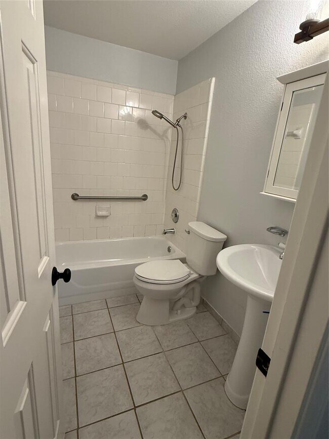 Building Photo - 2125 Kaiser Dr
